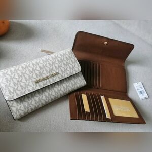 Michael Kors Grey and White Hand Travel Trifold Card and Money Holder Wallet NEW